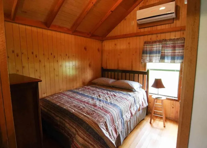 Lakefront Cedar Cabin - 10
